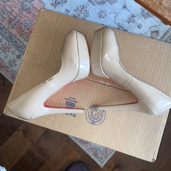 Signature Sole By Shoe Dazzle, Beige Chanelle Stillettos With Pink Soles - Picture 4 of 8